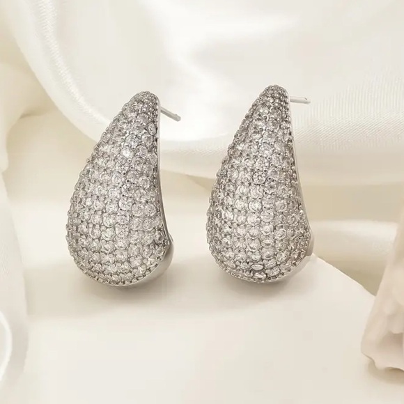 New Teardrop Diamond Elegant Trendy Earrings NWT - Picture 1 of 6
